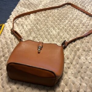 Elegant Tan Leather Crossbody Bag
